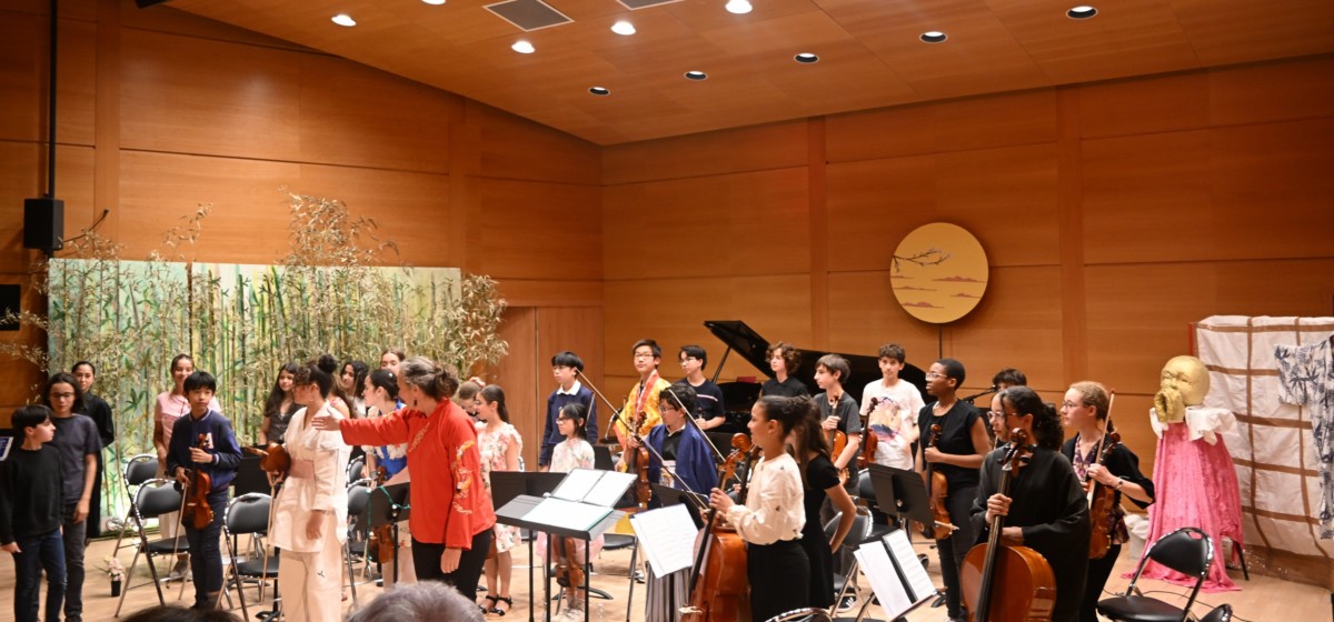 Décor réalisé en 2025 par les bénévoles de l'Outil en Main Antony pour le conservatoire Darius Milhaud